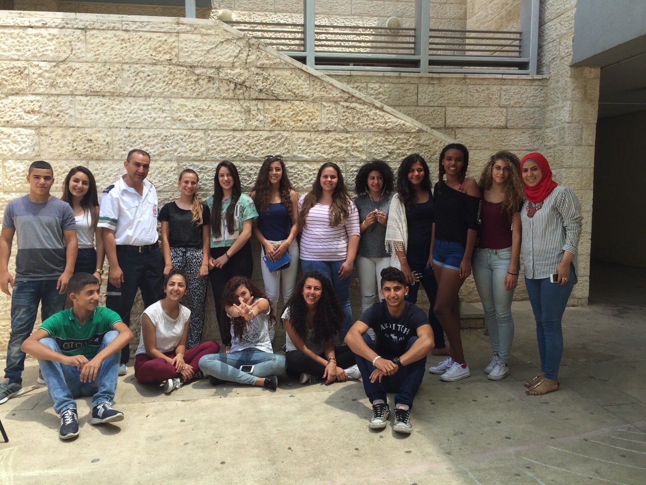  13 طالباً من المدرسة ثنائية اللغة في القدس ينهون دورة اسعاف اولي ومسعف معتمد من قبل نجمة داؤود الحمراء